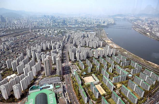 롯데타워에서 본 잠실. 오른쪽 아래 잠실주공 5단지. 2021년 [연합뉴스 자료사진]