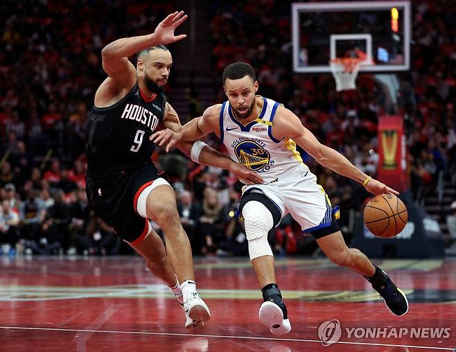 Stephen Curry (right) of NBA Golden State [로이터=연합뉴스] Mandatory Credit: Troy Taormina-Imagn Images     TPX IMAGES OF THE DAY