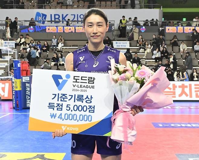 5천득점 기준 기록상을 받은 흥국생명의 김연경 [한국배구연맹 제공. 재판매 및 DB 금지]