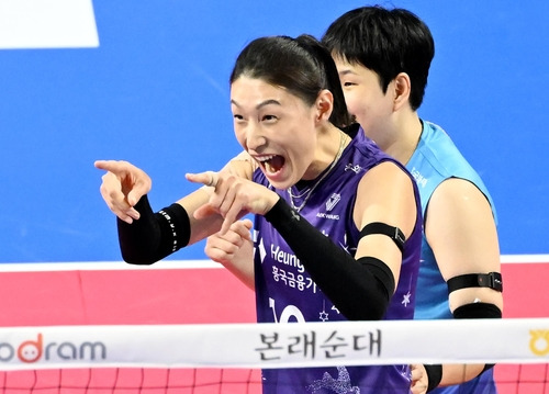 득점 후 기뻐하는 흥국생명의 김연경(앞) [한국배구연맹 제공. 재판매 및 DB 금지]