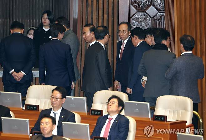 탄핵소추안 투표 줄 서는 국민의힘 (서울=연합뉴스) 류영석 기자 = 국민의힘 추경호 전 원내대표 등 의원들이 14일 국회에서 열린 본회의에서 윤석열 대통령 탄핵소추안 투표를 하기 위해 줄을 서고 있다. 2024.12.14 ondol@yna.co.kr