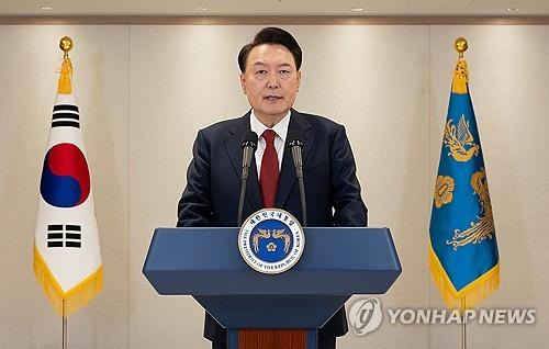 대국민 담화하는 윤석열 대통령  윤석열 대통령이 2024년 12월 12일 용산 대통령실에서 대국민 담화를 하고 있다. [대통령실 제공. 재판매 및 DB 금지]