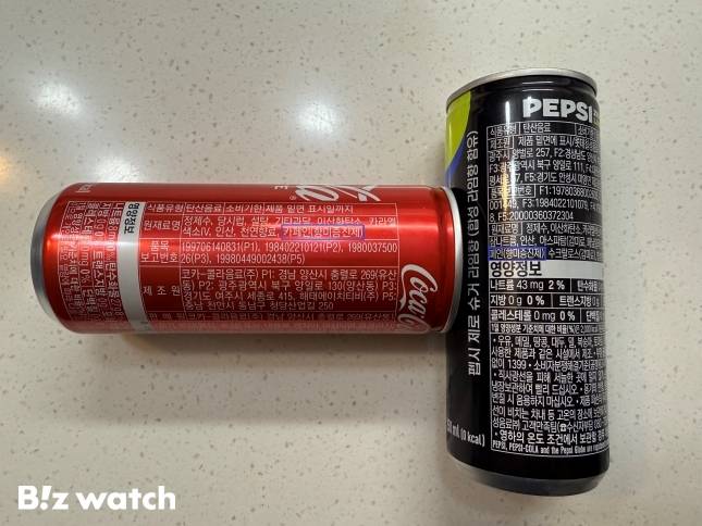 일반 코카콜라(왼쪽)와 펩시 제로슈가 라임(오른쪽)./사진=윤서영 기자 sy@