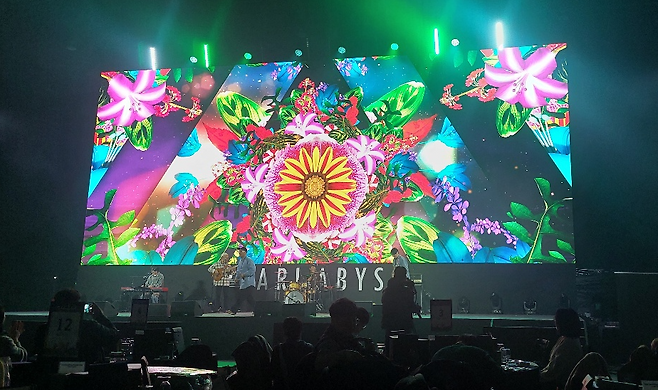 분리수거 밴드 공연 장면.