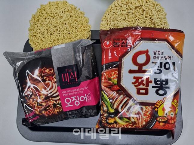 하림 오징어라면과 농심 오징어짬뽕 (사진=한전진 기자)