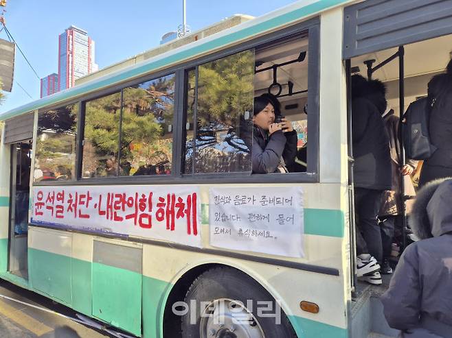 14일 오후 서울 영등포구 여의도 ‘윤석열 대통령 탄핵 집회’ 현장에 시민들을 위한 버스 쉼터가 서 있다. (사진=정윤지 기자)