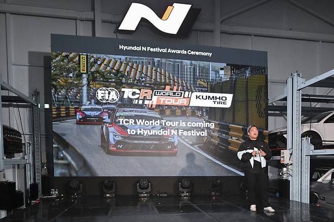 현대차 드라이빙익스피리언스&모터스포츠팀 장지하 팀장이 TCR 월드투어의 서포트 레이스 참여 등 다음 시즌 현대 N 페스티벌의 운영 계획을 발표하고 있다.