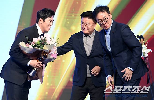 26일 롯데호텔월드에서 열린 2024 KBO 시상식, 3루수부문 수비상 KT 허경민이 두산 김태룡 단장, KT 나도현 단장의 축하를 받고 있다. 잠실=허상욱 기자 wook@sportschosun.com/2024.11.26/