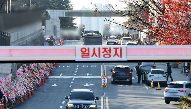 윤석열 대통령의 직무 정지를 위한 두 번째 탄핵소추안 국회 표결일인 14일 용산 전쟁기념관 차단기 뒤로 대통령실 입구가 보인다. 연합뉴스