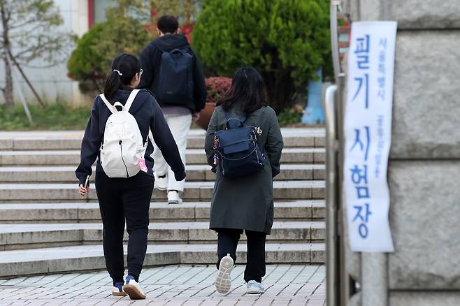 공무원 시험 응시생들이 지난달 2일 서울 강서구의 한 고등학교에 마련된 시험장으로 들어서고 있다. /뉴스1