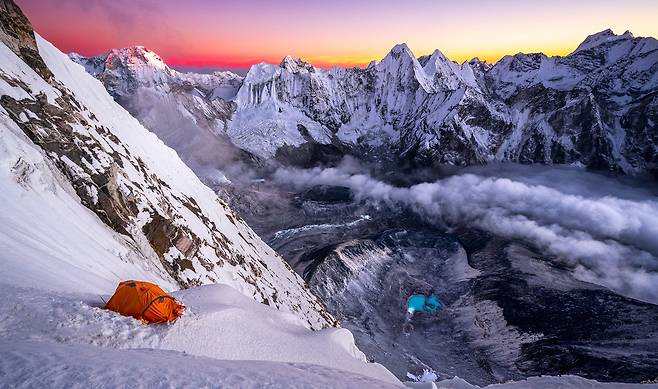 네팔 에베레스트에서 한 등반가가 설치한 텐트가 히말라야 산맥과 멋지게 어우러진 모습. / 2024 Nature’s Best Photography