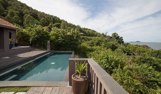 베다나 라군 리조트 앤 스파의 힐사이드 풀빌라 전경.