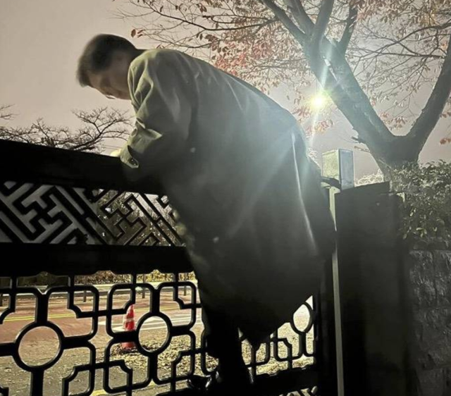 3일 밤 비상계엄 선포 후 우원식 국회의장이 국회 진입을 위해 담을 뛰어넘는 모습. 우 의장 페이스북 계정 캡처