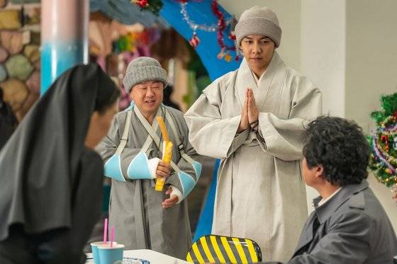 영화 '대가족에서 이승기(오른쪽 두번째)는 대중적 인기를 누리는 엘리트 승려 문석 역을 맡았다. 출가 전 자신의 정자 기증으로 인해 수백명의 아이가 태어났다는 걸 뒤늦게 알게 되는 문석을 비롯해 유교적 전통 가치를 지키려는 아버지 무옥, 민국과 민선 남매를 보살피는 수녀들까지 다양한 종교와 문화가 한 가족을 꾸리는 과정 속에 어우러진다. 사진 롯데엔터테인먼트