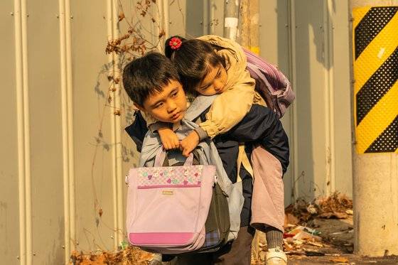 영화 '대가족'에선 주연 배우 김윤석과 함께 아역 배우 김시우, 윤채나의 자연스러운 연기 호흡이 칭찬 받는다. 사진 롯데엔터테인먼트