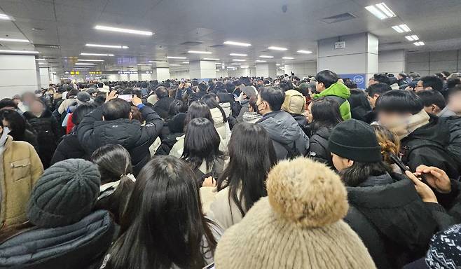 지난 14일 탄핵 촉구 집회에 참석하려는 시민들이 서울 지하철 9호선 샛강역에서 줄지어 이동하고 있다. / 사진=뉴스1