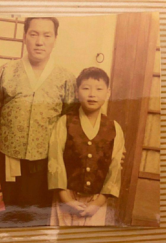A young Yoon Suk Yeol poses with his father. [JOONGANG ILBO]