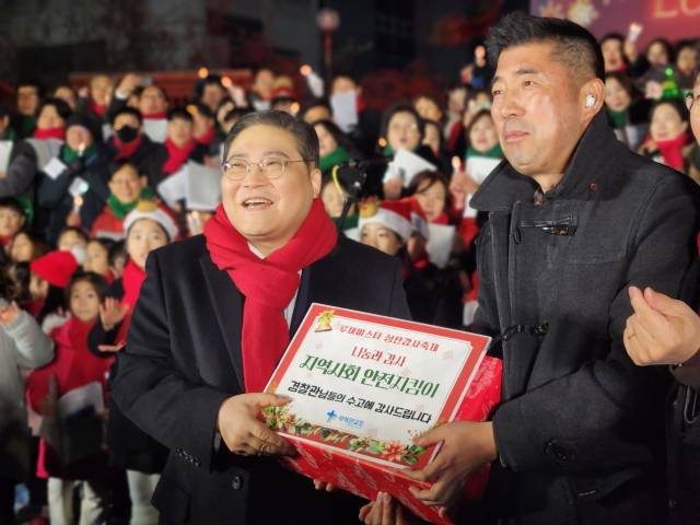 소강석(왼쪽) 새에덴교회 목사가 지역 경찰관에게 성탄 선물을 전하고 있다.