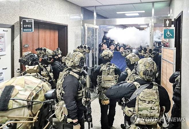 윤석열 대통령이 지난 3일 저녁 비상계엄을 선포한 가운데 서울 국회의사당에서 계엄군이 국회 본청으로 진입하고 있다. [사진=연합뉴스]