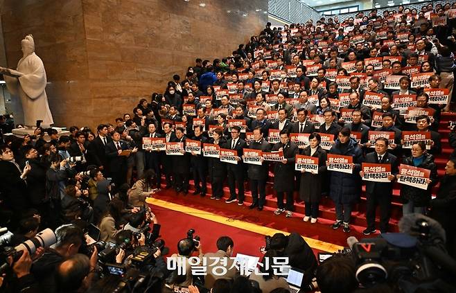 이재명 대표를 비롯한 더불어민주당 의원들이 7일 국회 로텐더홀에서 김건희 특겁법과 윤석열 대통령 탄핵소추안이 부결되자 항의 피켓시위를 하고있다. 2024.12.7 [김호영기자]