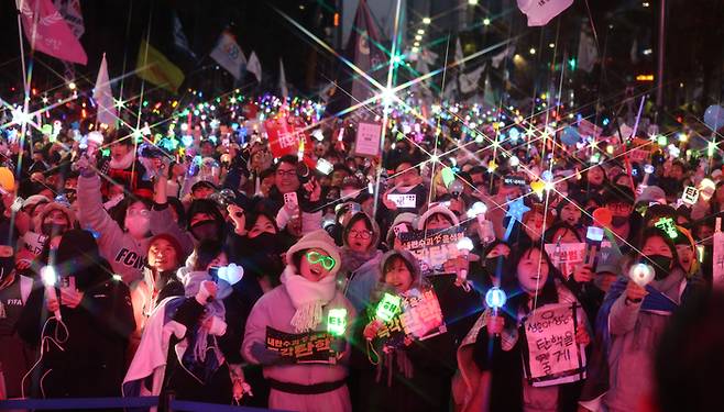 윤석열 대통령 탄핵소추안이 가결된 14일 서울 여의도 국회 앞에서 열린 탄핵 촉구 집회에 참석한 시민들이 기뻐하며 노래를 따라부르고 있다. [사진 = 연합뉴스]