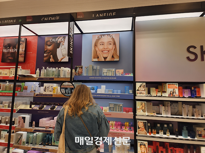 지난 5일(현지시간) 미국 마이애미에 위치한 세포라 매장에서 한 현지 고객이 라네즈 제품을 살펴보고 있다. [김금이 기자]