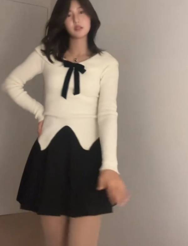 지난 14일, 박연수는 자신의 SNS를 통해 “ 청순가련 콘셉트. 손발이 오그라 든다”라는 글과 함께 딸 송지아의 영상을 공개했다.  사진=SNS