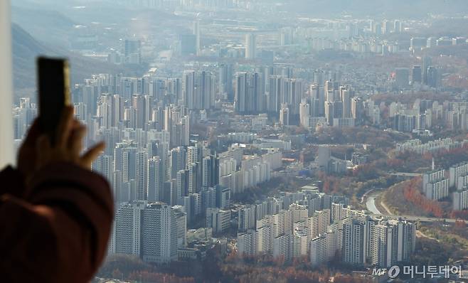 [서울=뉴시스] 황준선 기자 = 5일 서울 송파구 롯데월드타워 서울 스카이에서 아파트 밀집 지역이 보이고 있다.  이날 부동산R114에 따르면 올해 1월부터 11월까지 서울 아파트 평균 청약 경쟁률이 154.50대 1를 기록해 지난해 연간 경쟁률(57.36대 1)의 2.7배에 달하는 수치를 기록했다. 이는 내년부터 서울 아파트 공급물량 급감 예고와 올해 강남3구 인기지역 물량이 풀리면서 이른바 '로또 청약' 열풍이 불었기 때문으로 풀이된다. 2024.12.05. hwang@newsis.com /사진=황준선