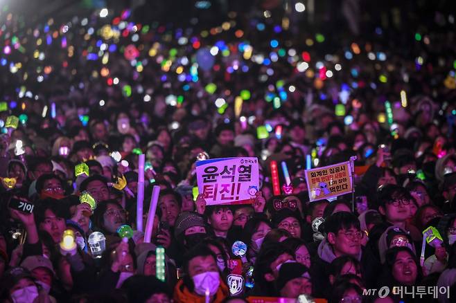 [서울=뉴시스] 정병혁 기자 = 윤석열 대통령 탄핵소추안 재표결이 가결된 14일 서울 영등포구 국회 앞에서 열린 '내란수괴 윤석열 즉각탄핵' 범국민 촛불대행진에서 시민들이 기뻐하고 있다. 2024.12.14. jhope@newsis.com /사진=정병혁