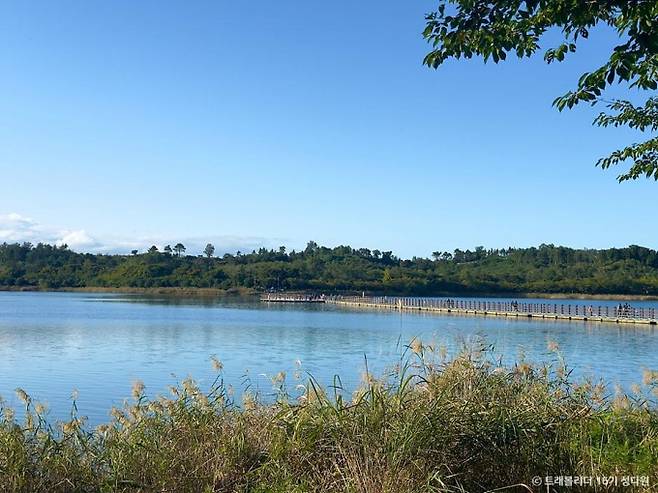 영랑호 위에 떠 있는 부교를 천천히 걸으며 탁 트인 호수의 풍경을 감상해보자. /사진=한국관광공사