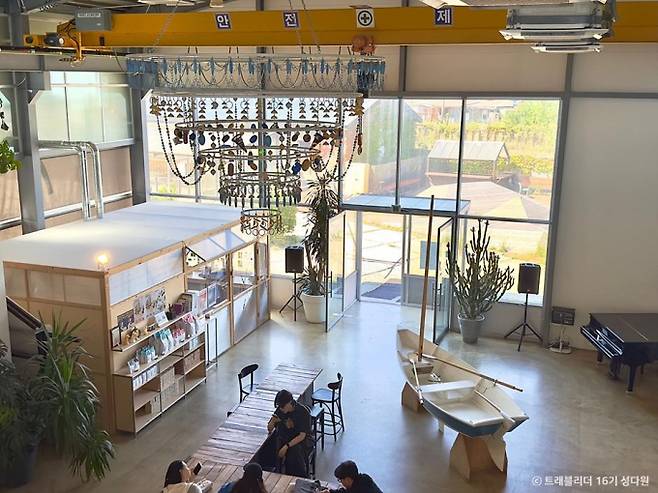 옛 조선소를 카페로 개조한 칠성조선소는 1층과 2층 분위기가 달라 취향에 따라 즐길 수 있다. /사진=한국관광공사