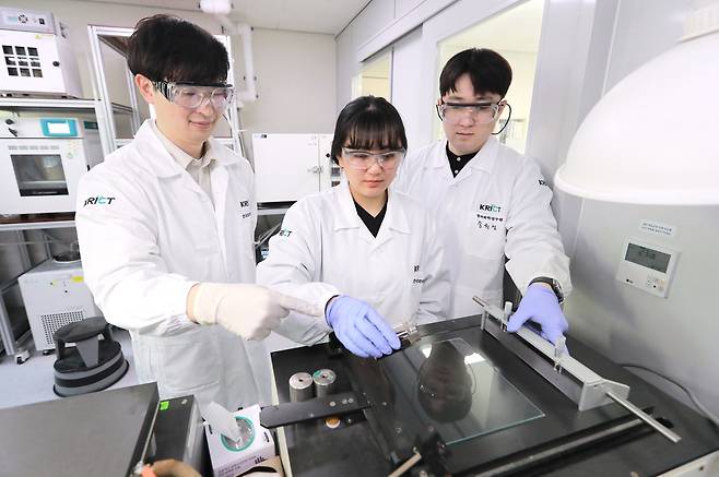 한국화학연구원 연구진이 수계 폴리이미드 용액을 이용한 대면적 필름화 공정을 진행하고 있다.[한국화학연구원 제공]