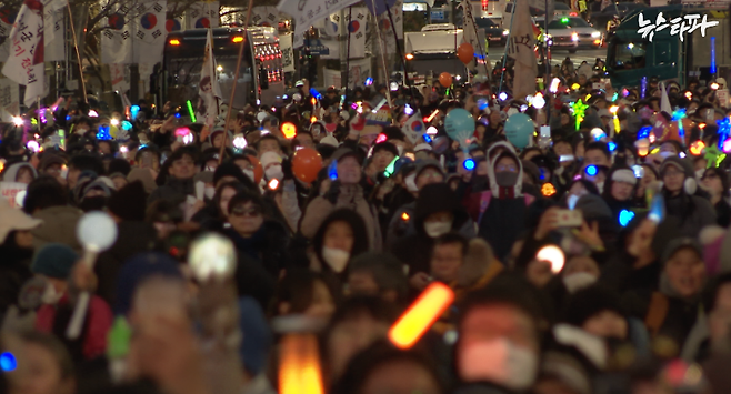 14일 윤석열 대통령 탄핵소추안이 가결된 뒤에도 시민들은 집회 장소에 남아 응원봉을 흔들며 기쁨을 함께 했다. 