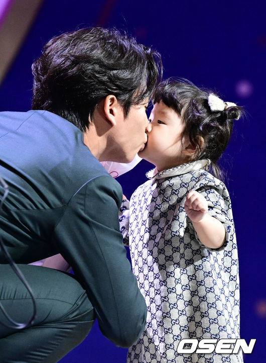 [OSEN=최규한 기자] 13일 오후 서울 삼성동 코엑스 오디토리움에서 ‘2024 신한 SOL뱅크 KBO 골든글러브’ 시상식이 열렸다.2024년 프로야구 포지션별 최고의 선수를 가리는 골든들러브 시상식은 투수, 포수, 지명타자, 1루수, 2루수, 3루수, 유격수, 및 외야수 등 총 10개 부문의 수상자를 선정한다.골든글러브 유격수 부문을 거머쥔 KIA 박찬호가 딸의 축하를 받고 있다. 2024.12.13 /