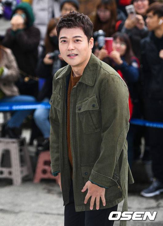 [OSEN=김성락 기자] 16일 오전 서울 여의도동 KBS 별관에서 KBS 2TV ‘해피투게더 시즌4’녹화가 있었다. 방송인 전현무가 포토타임을 하고 있다./ksl0919@osen.co.kr