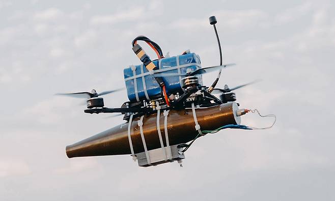 우크라이나군이 폭발물을 탑재한 형태로 개조한 FPV 드론. 게티이미지