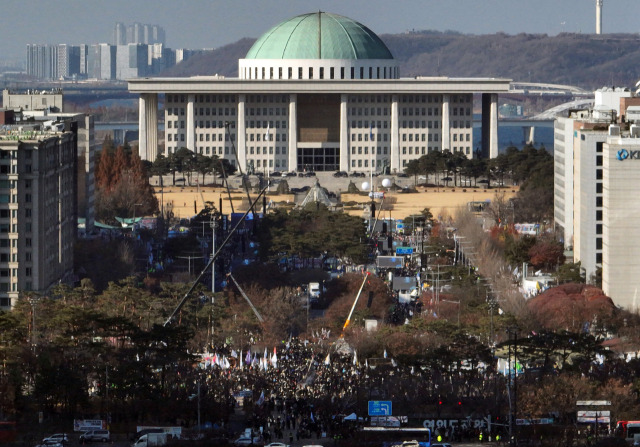 윤석열 대통령에 대한 두 번째 탄핵소추안 국회 표결일인 14일 서울 여의도 국회 앞에서 열린 탄핵 촉구 집회에 많은 시민이 모여 있다. 연합뉴스