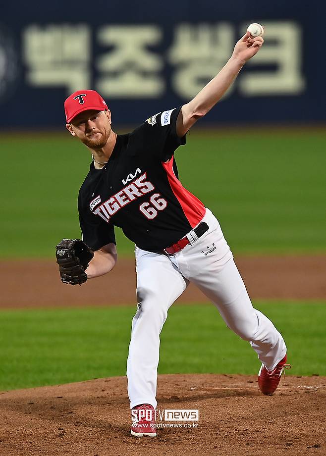 ▲ KIA 외국인투수 에릭 라우어가 10월 26일 대구 삼성라이온즈파크에서 열린 2024 신한 SOL뱅크 KBO 포스트시즌 삼성과의 한국시리즈 3차전에서 선발투수로 등판해 역투하고 있다. 라우어는 5이닝 동안 삼진 8개를 잡으면서 2실점으로 선방했지만 팀 타선의 지원이 따르지 않아 패전투수에 이름을 올려야 했다. ⓒ곽혜미 기자