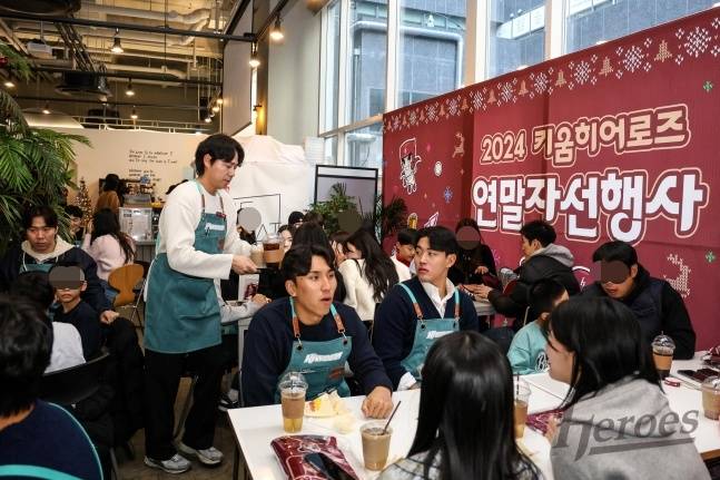 키움 하영민(왼쪽 하얀 옷)이 15일 서울 마곡동에 위치한 한 카페에서 열린 '2024 키움 히어로즈 연말자선행사'에서 팬들에게 서빙하고 있다. /사진=키움 히어로즈 제공