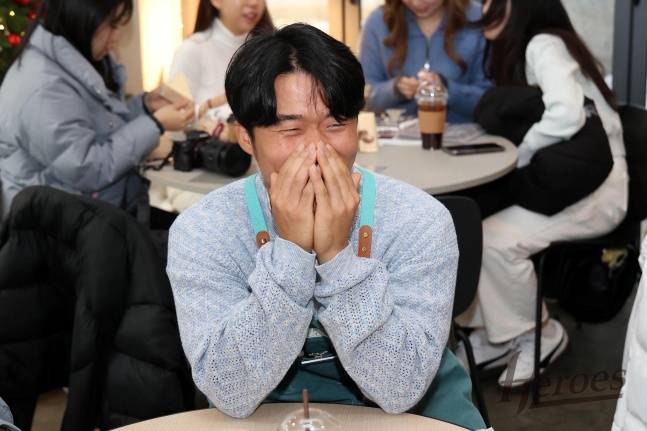 키움 고영우가 15일 서울 마곡동에 위치한 한 카페에서 열린 '2024 키움 히어로즈 연말자선행사'에서 팬들의 이야기에 두 손 모아 기뻐하고 있다. /사진=키움 히어로즈 제공