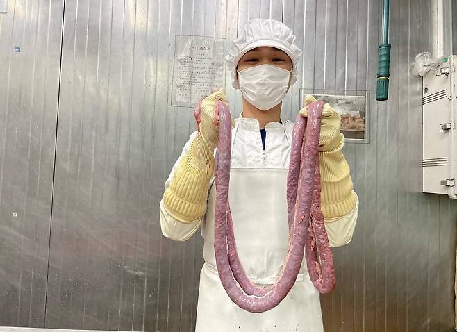 직접 뽑아낸 순대를 들고 포즈 취하고 있는 김남이 대표 [제주순대연구소 제공. 재판매 및 DB 금지]