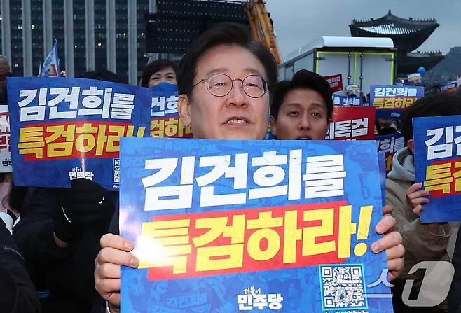 이재명 더불어민주당 대표가 30일 오후 서울 종로구 광화문 일대에서 열린 '김건희·윤석열 국정농단 규탄·특검 촉구 제5차 국민행동의 날'에 참석하며 김건희 여사 특검을 촉구하는 구호를 외치고 있다. 2024.11.30/뉴스1 ⓒ News1 장수영 기자