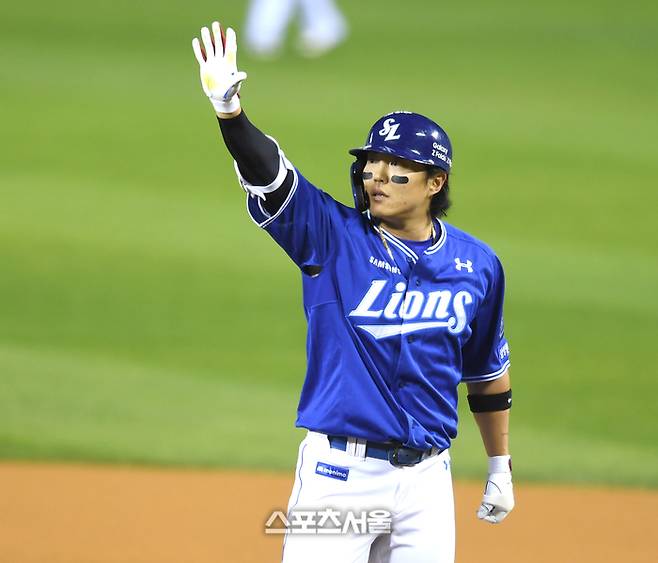 삼성 류지혁이 잠실구장에서 열린 LG와 2024 KBO 플레이오프 3차전 3회초 2사 좌전안타를 친 후 세리머니를 하고 있다. 잠실 | 최승섭기자 thunder@sportsseoul.com