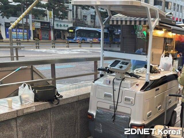 hy 프레시 매니저가 제품을 판매하고 있는 모습