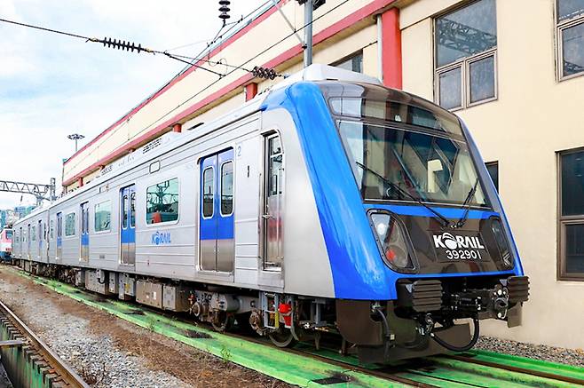 현대로템이 개발한 한국형 열차제어시스템(KTCS-2, Korean Train Control System-2)'이 처음 적용되어 지난 14일 정식 운행을 시작한 광역전철 대경선 전동차 사진