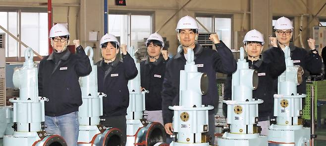 대구에 본사를 둔 중견기업 금용기계는 전 세계 선박 엔진의 핵심 부품인 배기밸브 시장에서 점유율 65%, 1위를 자랑한다. 이 회사 공장에서 배기밸브를 만드는 직원들 상당수는 20~30대 MZ세대다. 직원들이 배기밸브 옆에 서서‘파이팅’을 외치고 있다. /김동환 기자