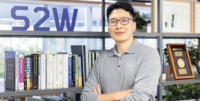 카이스트 연구진이 모여 2018년 설립한 '에스투더블유'는 AI와 빅데이터 가공 기술을 기반으로 한 보안 설루션 업체다. 사진은 이 회사 서상덕 대표. /중소벤처기업부·중소기업기술정보진흥원