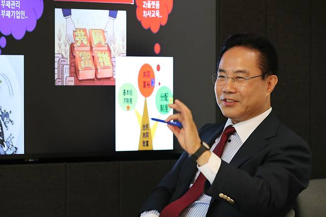 전병서 중국경제금융연구소장이 지난 15일 본지와 인터뷰를 하며 중국 경제 패러다임 변화 등과 관련한 얘기를 하고 있다. 배경에는 시진핑 중국 국가주석의 경제정책 아젠다를 설명하는 슬라이드가 떠 있다. /남강호 기자