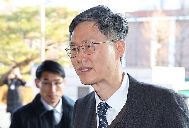 정청래 국회 법제사법위원장이 14일 국회에서 '대통령(윤석열) 탄핵소추의결서 정본'을 헌법재판소에 전달하기 위해 차량에 오르고 있다.ⓒ연합뉴스