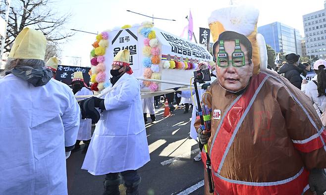 14일 오후 서울 여의도 국회 앞에 모인 시민들이 ‘윤석열 탄핵’을 촉구하는 행위극을 하고 있다. 최성열 씨네21 기자 youl@cine21.com